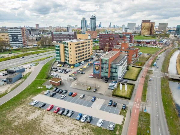 Luchtfoto van het kantoorgebied aan de Fascinatio Boulevard in Rotterdam met omliggende wegen, parkeerplaatsen en moderne gebouwen.